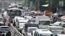 Suasana kemacetan di kawasan Pasar Tanah Abang, Jakarta, Kamis  (16/5/2019). Penataan daerah Tanah Abang secara terintegrasi dan menyeluruh dibutuhkan untuk mengurai kemacetan di kawasan pusat grosir pakaian terbesar se-Asia Tenggara tersebut. (merdeka.com/Iqbal S Nugroho)