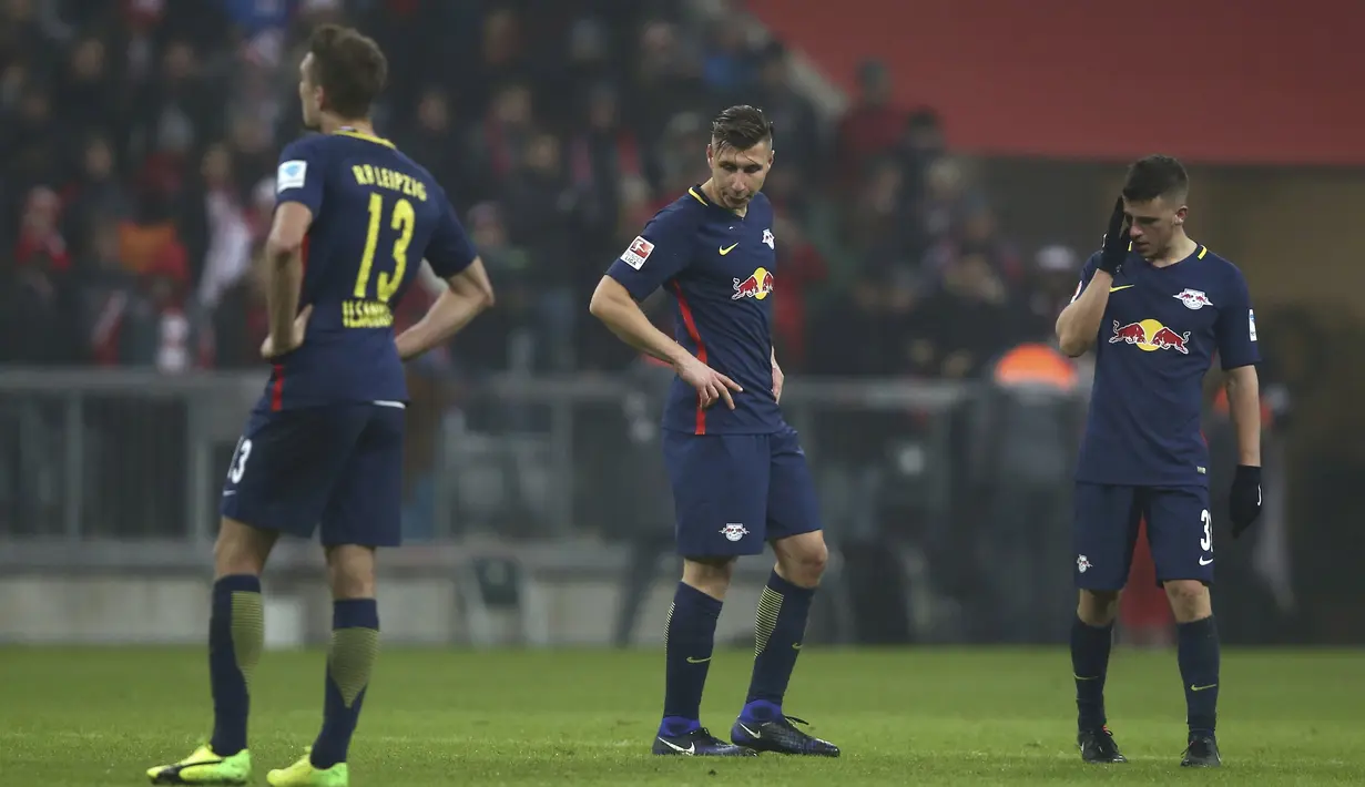 Ekspresi para pemain RB Leipzig usai kalah 0-3 dari Bayern Munich pada lanjutan Bundesliga Jerman di Stadion Allianz-Arena, (21/12/2016). Bayern menang 3-0.  (REUTERS/Michael Dalder)