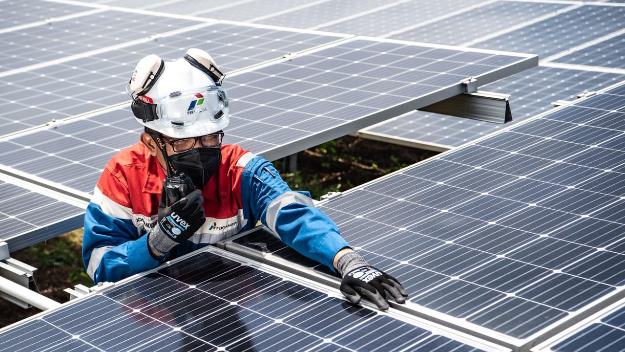 PT Pertamina (Persero) memastikan terus melanjutkan berbagai proyek demi pengembangan Energi Baru dan Terbarukan (EBT) atau energi hijau.