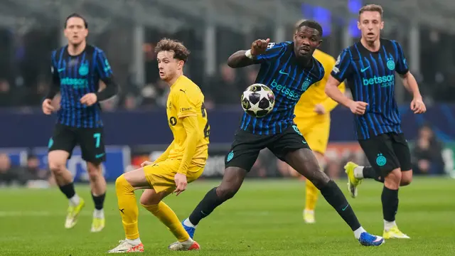 Pemain Inter Milan Marcus Thuram (kanan) berebut bola dengan pemain Bodo/Glimt Hakon Evjen