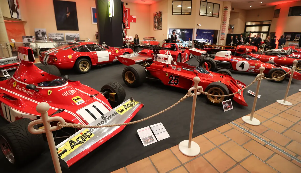 Mobil-mobil Ferrari klasik saat dipamerkan dalam peresmian pameran Ferrari di Monako (3/12). Sekitar lima puluh mobil ferrari unik klasik di dunia ini dipamerkan di acara tersebut. (AFP Photo/Valery Hache)