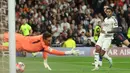 Dua gol Rodrygo menit ke-23 dan 34 berhasil bersarang di gawang RB Salzburg yang dikawal Janis Blaswich. (Pierre-Philippe MARCOU/AFP)