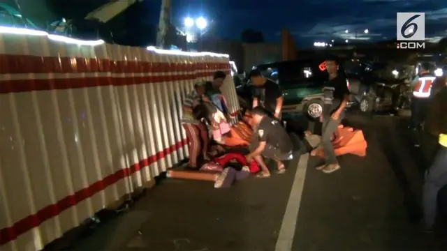 Senin dini hari sebuah kecelakaan terjadi di ruas Tol Cawang, Jakarta.