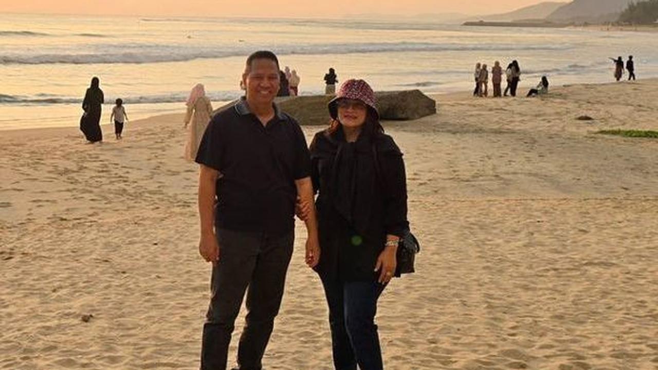 Potret romantis Kombes Bhirawa dan istri menikmati matahari terbenam di Pantai Lampuuk, Banda Aceh.<br>