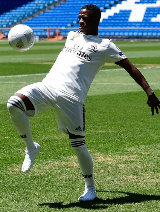 Penyerang baru Real Madrid, Vinicius Junior mengontrol bola selama presentasi resmi dirinya di Stadion Santiago Bernabeu, Madrid (20/7). Vinicius diboyong Madrid mencapai 38 juta euro dari Flamengo. (AFP Photo/Pierre-Philippe Marcou)