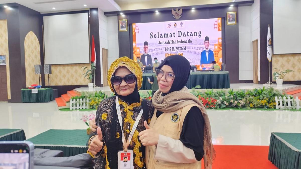 Tangis Haru Hj Jumariah Si Ikon Haji Global 2026, Baru Tiba di Tanah Air Ingin Balik Lagi ke Tanah Suci