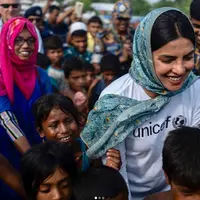 Priyanka Chopra mengunjungi pengungsi Rohingya. (Instagram/priyankachopra)