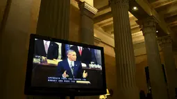 Sebuah layar memperlihatkan Presiden AS, Barack Obama menyampaikan pidato kenegaraan tahunan di hadapan parlemen di Washington, Selasa (12/1). Ini merupakan pidato SOTU terakhir Obama setelah menjabat selama dua periode. (REUTERS/James Lawler Duggan)