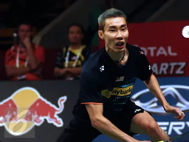 Pebulutangkis tunggal putra Malaysia, Lee Chong Wei berusaha menahan pukulan bola Marc Zwiebler di Total BWF World Championships 2015 di Istora Senayan Jakarta, Rabu (12/8/2015). Lee Chong Wei unggul 21-14, 17-21, 21-8. (Liputan6.com/Helmi Fithriansyah)