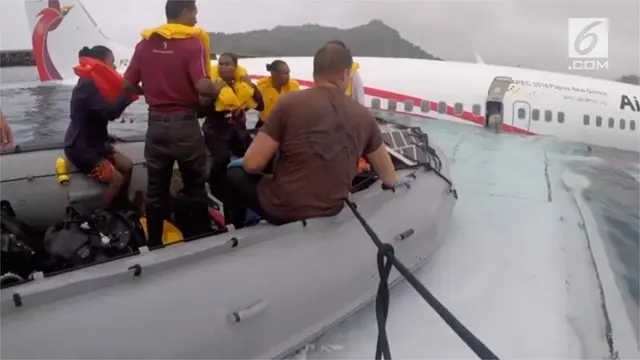 Sebuah pesawat penumpang yang membawa 47 orang mengalami kecelakaan dan mendarat di sebuah laguna, Jumat pagi (28/9) di sebuah pulau Mikronesia di Samudera Pasifik barat.