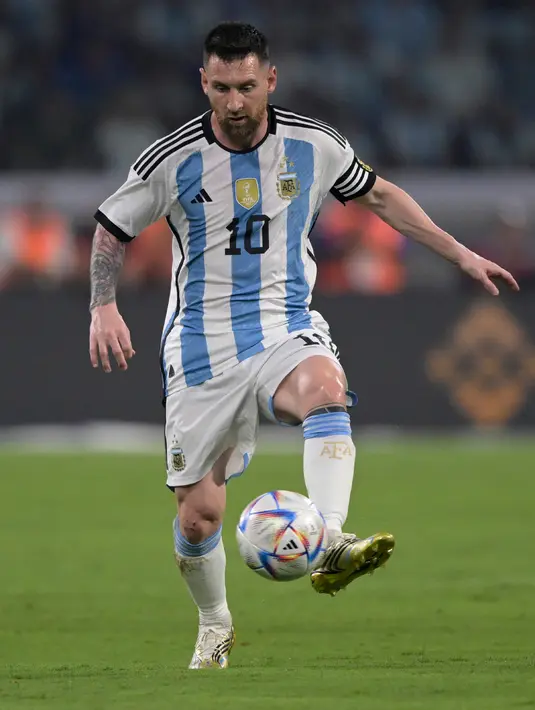 Bagi Lionel Messi, tiga gol tersebut membuatnya menorehkan sejarah baru. Pemilik tujuh Ballon d'Or itu sudah membuat 100 gol lebih bersama Timnas Argentina. (JUAN MABROMATA/AFP)