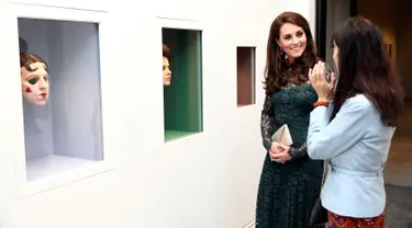 Duchess of Cambridge, Kate Middleton berbincang dengan seniman Gillian Wearing saat pameran Portrait Gala 2017 di National Portrait Gallery, London (28/3). Selain pameran acara tersebut juga menggelar penggalangan dana. (Neil Hall/Pool photo via AP)