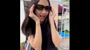 Ririn Dwi Aryanti juga joget dengan kacamata hitam sebagai atribut. (Foto: Instagram tsaniamarwa54)