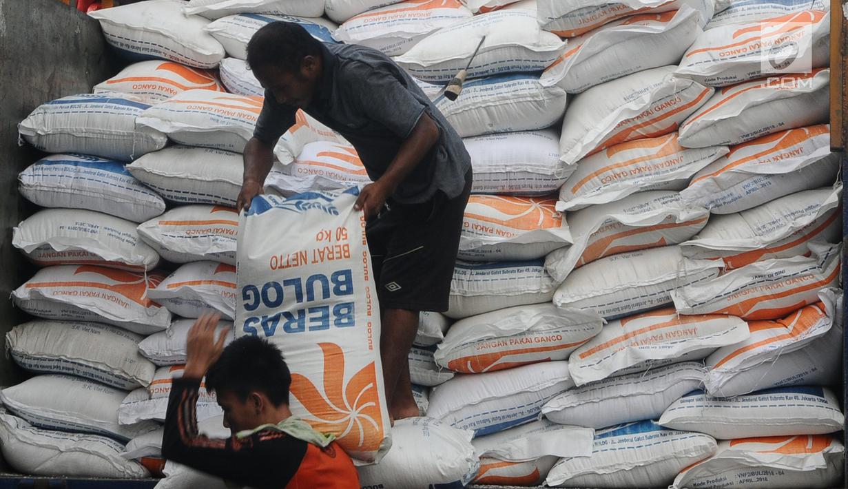 Pekerja memindahkan beras di pasar induk cipinang, Jakarta, Kamis (13/12). Direktur Pasar Induk Beras Cipinang Arief Prasetyo Adi memastikan, ketersediaan stok beras di pasar masih kategori aman jelang Natal dan Tahun Baru. (Liputan6.com/Angga Yuniar)