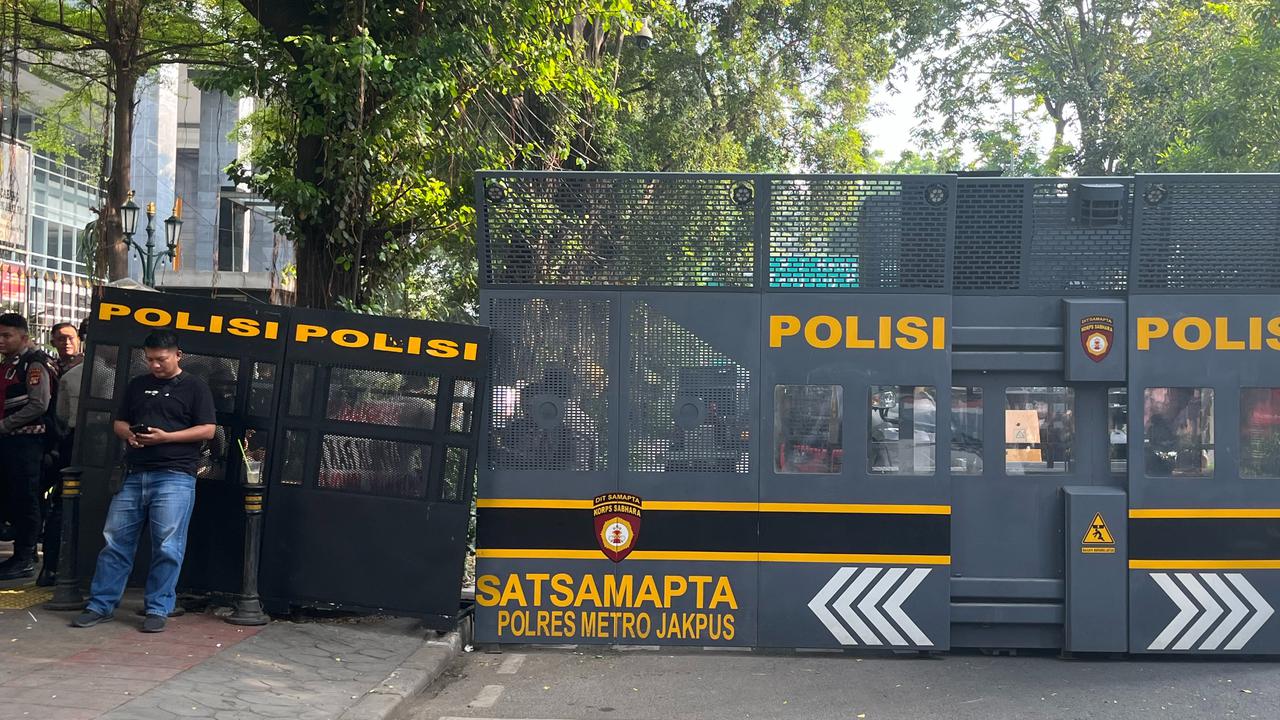 Potret Polisi Siaga Penuh Jelang Vonis Hasto Kristiyanto, Pengadilan Tipikor Jakarta Pusat Dijaga Ketat