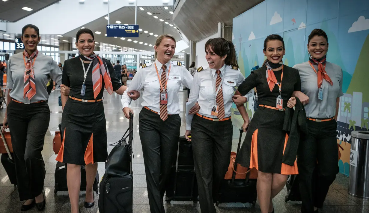 Maskapai penerbangan GOL Airlines menjadikan Hari Perempuan Internasional begitu spesial dengan menghadirkan seluruh awak adalah wanita, mulai dari pilot, co-pilot, pramugari, hingga teknisi, Brasil (8/3). (AFP PHOTO / Yasuyoshi Chiba)