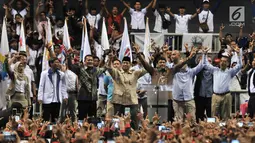 Calon Presiden nomor urut 02 Prabowo Subianto didampingi Presiden KSPI Said Iqbal menyapa ratusan buruh saat peringatan HUT ke-20 KSPI di Jakarta, Rabu (6/2). (Merdeka.com/Iqbal S. Nugroho)