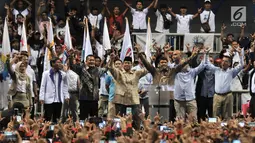 Calon Presiden nomor urut 02 Prabowo Subianto didampingi Presiden KSPI Said Iqbal menyapa ratusan buruh saat peringatan HUT ke-20 KSPI di Jakarta, Rabu (6/2). (Merdeka.com/Iqbal S. Nugroho)
