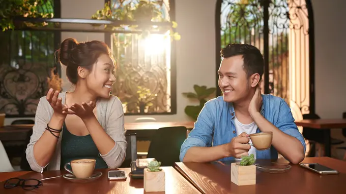 pasangan mengobrol berdua