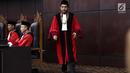 Ketua Mahkamah Konstitusi (MK) terpilih Anwar Usman bersiap membaca sumpah jabatan Ketua dan Wakil Ketua MK di gedung MK, Jakarta, Senin (2/4). Anwar dan Aswanto resmi jadi Ketua dan Wakil Ketua MK periode 2018-2020. (Liputan6.com/Immanuel Antonius)