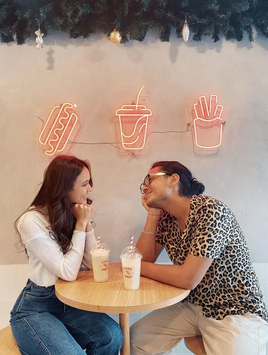 Gaya nge-date di cafe favorit, Yasmine memakai atasan lengan panjang warna putih dan celana jeans, dan Gino tampil stylish dengan kemeja motif macan. [IG @yasminnapper]