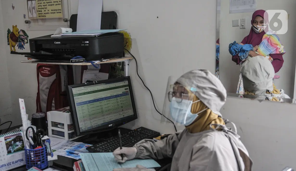 Dokter mendata kesehatan balita sebelum mengikuti imunisasi di Puskesmas Kecamatan Jatinegara, Jakarta, Kamis (26/11/2020). (merdeka.com/Iqbal S. Nugroho)
