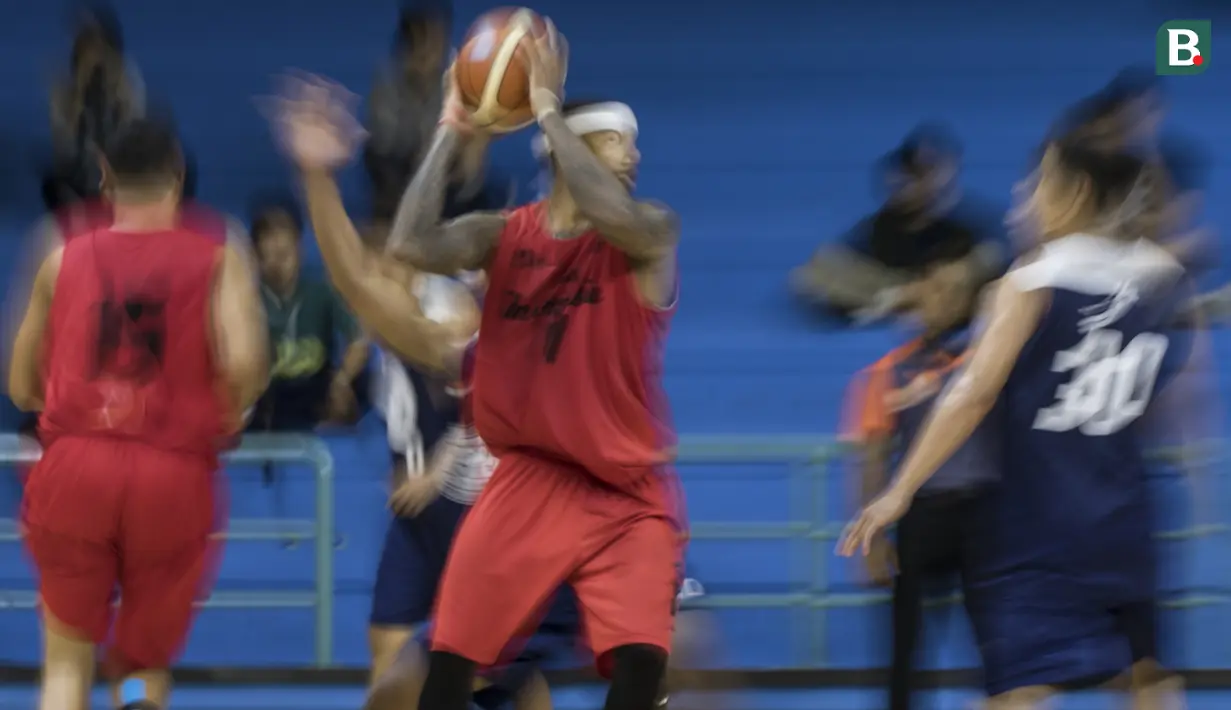 Pebasket Indonesia, Jamarr Johnson, mengamankan bola bola saat ujicoba melawan Satria Muda dan Pelita Jaya di GOR Soemantri, Jakarta, Selasa (7/8/2018). Indonesia menang 113-75 atas SM dan PJ. (Bola.com/Vitalis Yogi Trisna)