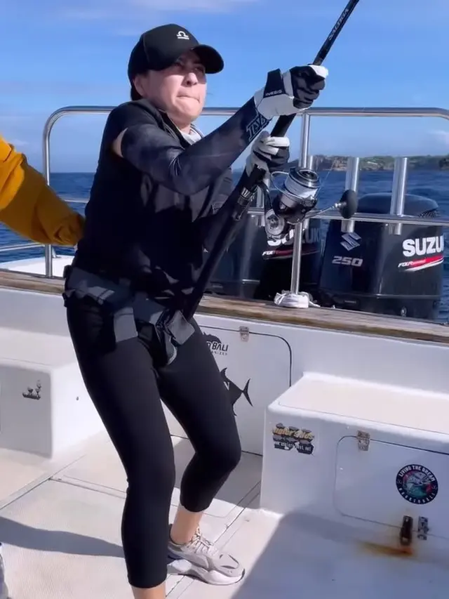 Prilly Latuconsina mancing di laut. [Foto: Instagram/prillylatuconsina96]