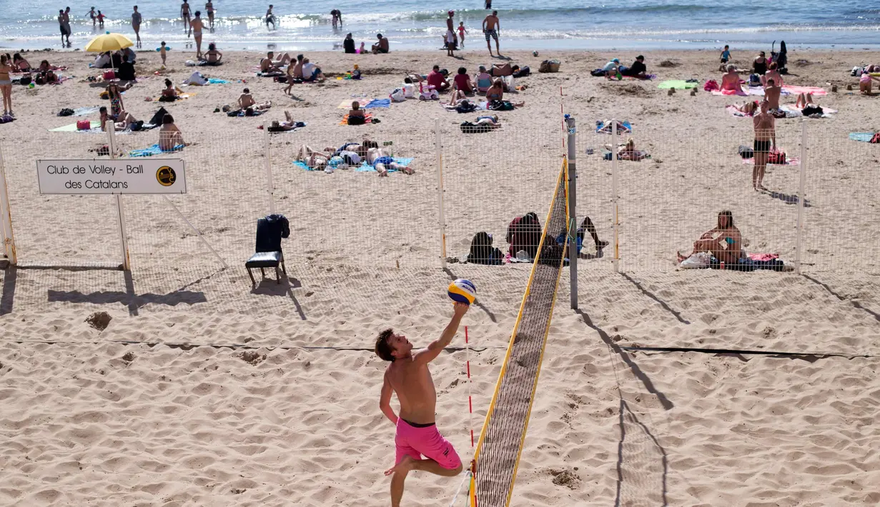Seorang pria bermain voli di pantai Catalans (Plage des Catalans) di Marseille, Prancis Selatan, (17/4). Pantai Catalans di Marseille adalah pantai paling populer dan paling dekat dengan Vieux-Port (Old Harbour). (AFP Photo/Bertrand Langlois)