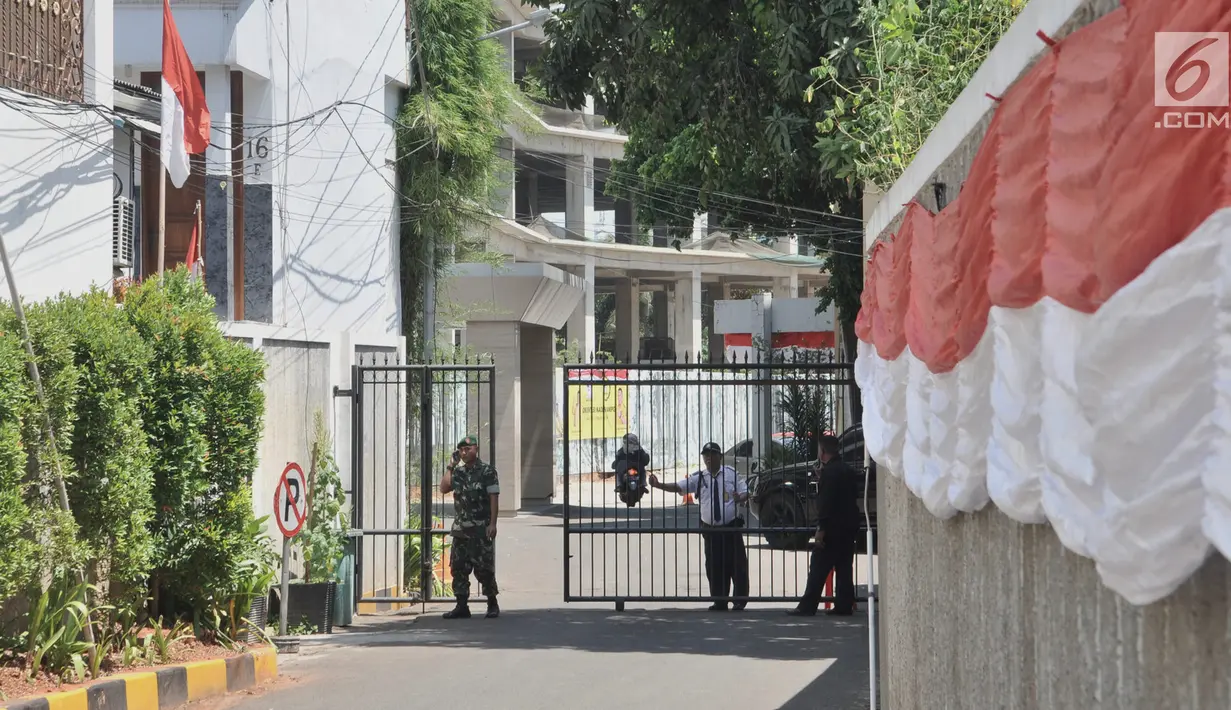 Sejumlah petugas gabungan polisi, tentara, dan satpam berjaga di gerbang pintu masuk Kantor DPP Partai Golkar, Slipi, Jakarta, Rabu (21/8/2019). Sehari sebelumnya, ratusan orang berseragam Angkatan Muda Partai Golkar mengamankan kantor dan melarang kader partai masuk. (merdeka.com/Iqbal Nugroho)
