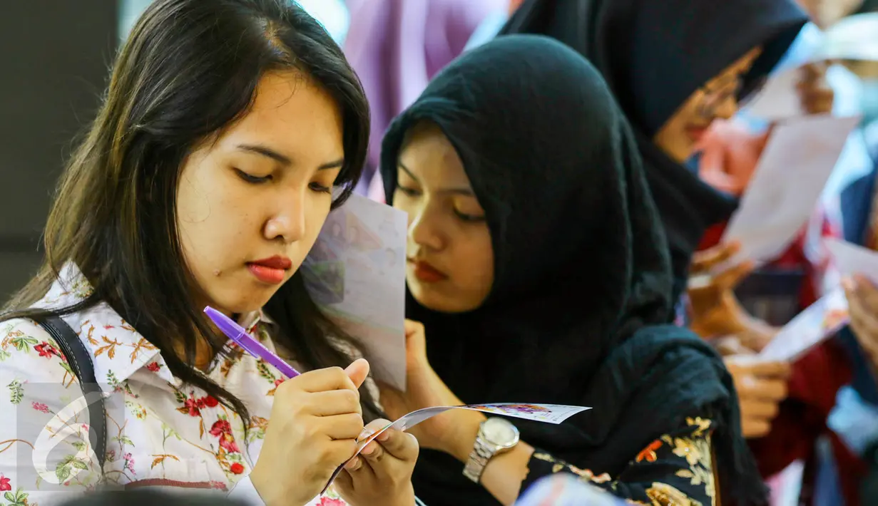 Mahasiswa melakukan registrasi untuk mengikuti acara EMTEK Goes To Campus (EGTC) 2017 di Universitas Negeri Semarang, Rabu (5/4). EMTEK Goes To Campus 2017 di Universitas Negeri Semarang digelar pada Rabu - Kamis, 5 - 6 April. (Liputan6.com/Yoppy Renato)