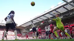 Gol lain Liverpool juga dilesatkan oleh Virgil van Dijk (24'), Cody Gakpo (70'), dan gol bunuh diri dari Axel Disasi (82'). Sementara itu, dua gol tim tamu dicetak oleh Tomas Soucek (49') dan Taty Castellanos (75'). (AP Photo/Jon Super)