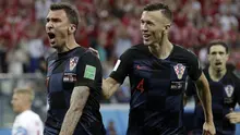 Pemain kroasia, Mario Mandzukic (kiri) merayakan gol ke gawang Denmark pada laga 16 besar Piala Dunia 2018 di Nizhny Novgorod Stadium, Rusia, (1/7/2018). Kroasia menang 3-2 lewat adu penalti. (AP/Gregorio Borgia)