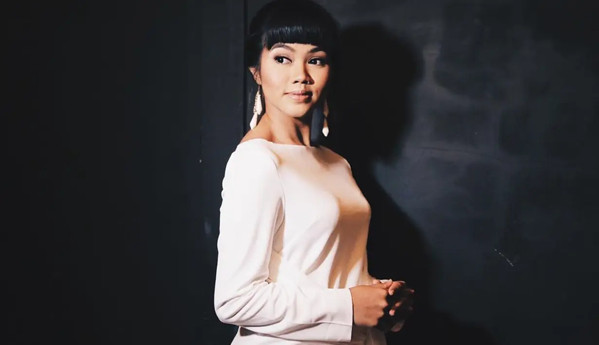 Bukan hanya gaun glamor, Yura Yunita juga kerap tampil simpel. Seperti kali ini, pemilik nama asli Yunita Rachman tersebut tampak mengenakan gaun polos berwarna putih. Penampilannya terlihat makin memesona dengan gaya rambut yang ditata rapi. (Liputan6.com/IG/@yurayunita)