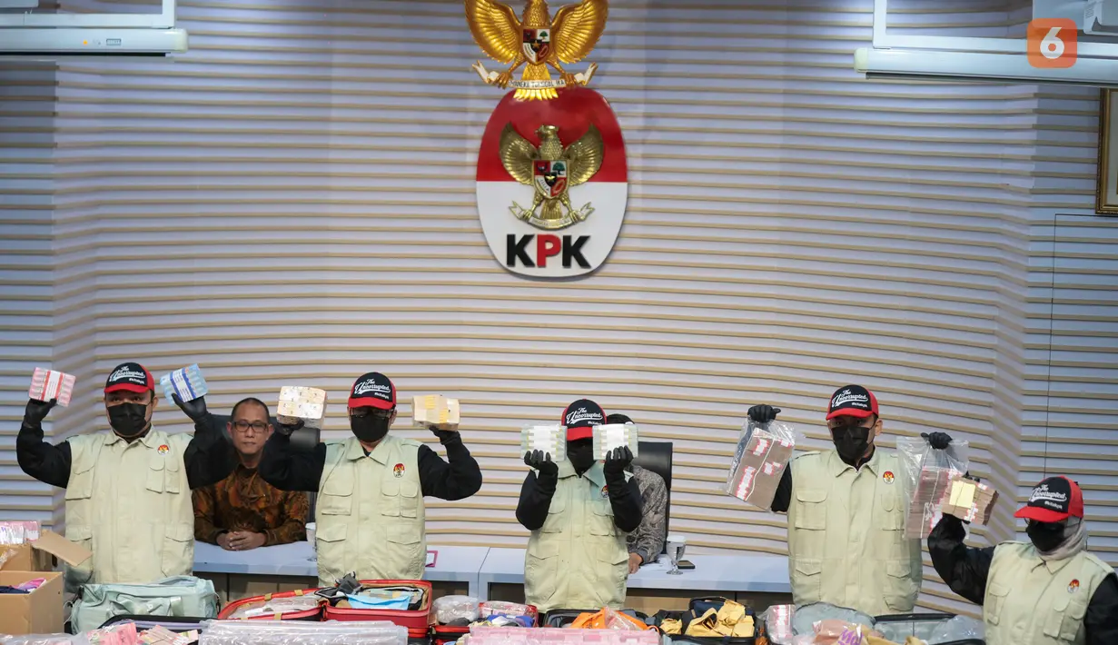KPK memperlihatkan uang sitaan senilai sekitar Rp106,3 miliar yang menjadi barang bukti dalam perkara dugaan suap pengurusan Hak Guna Bangunan (HGB) di Kantor BPN Kabupaten Bogor, Jakarta, Selasa (15/9/2026). Uang tersebut disita dalam operasi tangkap tangan (OTT) KPK di wilayah Jabodetabek. (KLY/Budy Santoso)