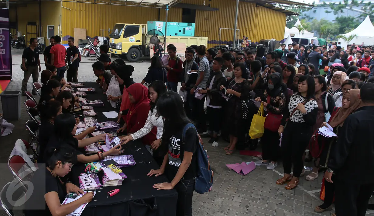 Antusias peserta mengantri untuk mendapat giliran registrasi ulang saat Audisi D Academy 3 Indosiar di Jakarta, Minggu (6/12). Berdasarkan data panitia, lebih dari enam ribu peserta yang mendaftar untuk ikut audisi. (Liputan6.com/Faizal Fanani)