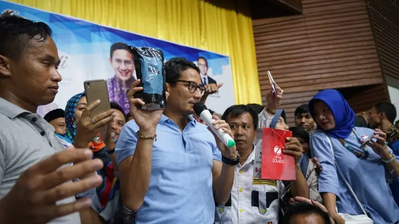 Cawapres nomor urut 02, Sandiaga Uno memamerkan produk UMKM sebuah keripik singkong bernama Keripik Anti Baper. (Liputan6.com/ Muhammad Radityo Priyasmoro)