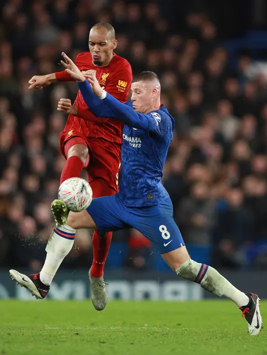 Gelandang Liverpool Fabinho berebut bola dengan gelandang bertahan Chelsea, Ross Barkley pada laga putaran lima Piala FA di Stamford Bridge, London, Selasa (3/3/2020). Chelsea mengemas kemenangan telak 2-0 atas tamunya Liverpool. (AP/Ian Walton)