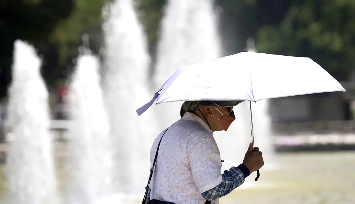 Menurut Badan Meteorologi Jepang, Cuaca panas pada hari Selasa telah ditetapkan dengan suhu naik lebih dari 36 derajat Celcius (97 derajat Fahrenheit) di Tokyo. (AP Photo/Eugene Hoshiko)