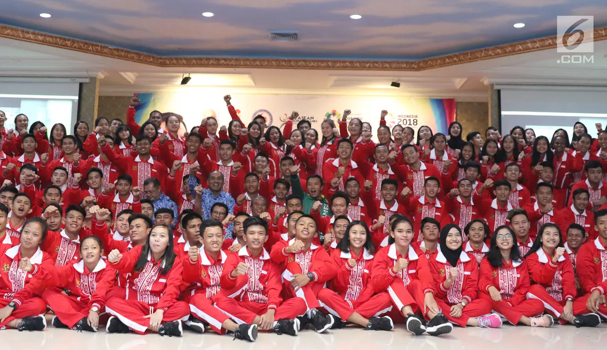 Menpora, Imam Nahrawi (tengah-jaket hijau) bersama kontingen atlet pelajar Indonesia untuk Asian School Games 2018 usai pelepasan di Jakarta, Selasa (17/7). Asian School Games 2018 berlangsung 19-27 Juli di Malaysia. (Liputan6.com/Helmi Fithriansyah)