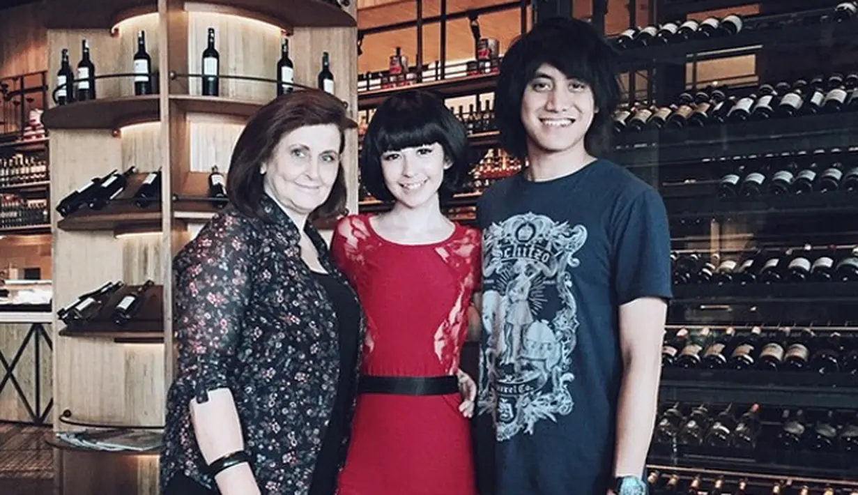 Kevin Aprilio berfoto bersama dengan ibu dari sang pacar Naomi Lee. (instagram.com/kevinaprilio)