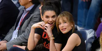 Hailey Baldwin kini tengah berbahagia usai dilamar oleh Justin Bieber. Ia pun membagi perasaannya dengan langsung menelpon Kendall Jenner. (StyleCaster)