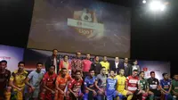 Para pemain perwakilan klub foto bersama saat Peluncuran Shopee Liga 1 di SCTV Tower, Jakarta, Senin (13/5). Sebanyak 18 klub akan bertanding pada Liga 1 mulai tanggal 15 Mei. (Bola.com/Vitalis Yogi Trisna)