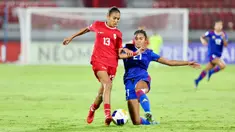 Pemain Timnas Indonesia Putri U-17, Claudia Scheunemann (kiri) berebut bola dengan pemain Timnas Filipina Putri U-17, Lauren Villasin pada laga Grup A Piala Asia Wanita U-17 2024 di Stadion Kapten I Wayan Dipta, Gianyar, Bali, Senin (6/5/2024). (Dok. PSSI)