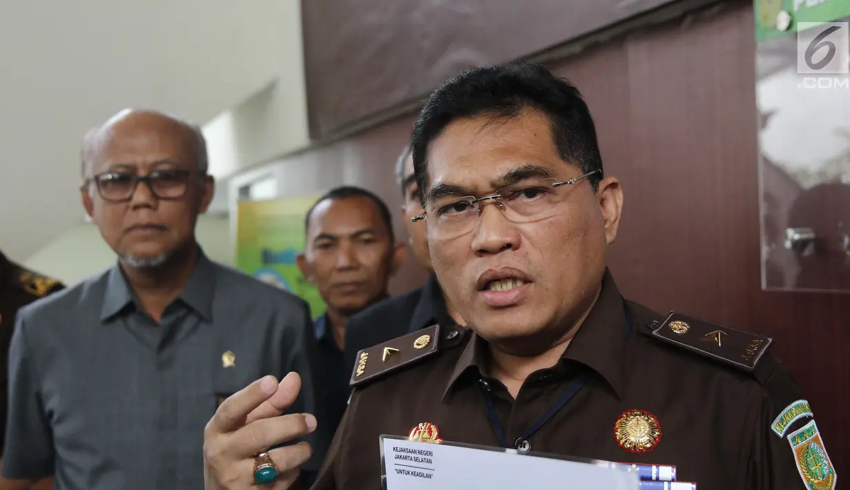 Jaksa Penuntut Umum selaku eksekutor, Heri Jerman memberikan keterangan sebelum memasang pengumuman pembekuan Jamaah Ansharut Daulah (JAD) di papan pengumuman yang ada di Pengadilan Negeri Jakarta Selatan, Senin (6/8). (Liputan6.com/Herman Zakharia)