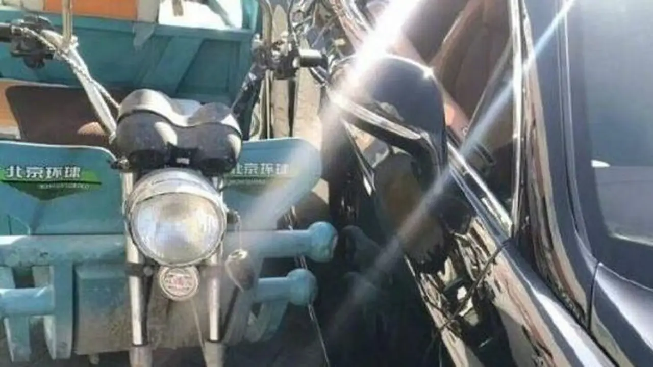 Sedan Bentley ditabarak motor penjualan sayur.