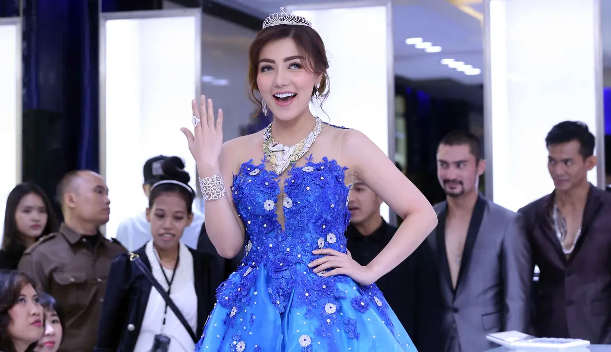 "Di sana doa buat kesehatan orangtua, usaha, karir dan hubungan juga. Minta diberi ketenangan hati, ketenangan jiwa," ungkap Bella Shofie saat dijumpai di kawasan Grogol, Jakarta Barat, Jumat (29/1/2016). (Nurwahyunan/Bintang.com)