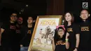 Aktris Cut Meyriska foto bersama para pemain film Kesempatan Keduda saat peluncuran trailer dan poster di Jakarta, Senin (10/9). RA Pictures menjanjikan kejutan-kejutan dalam film yang diproduksinya. (Liputan6.com/Herman Zakharia)