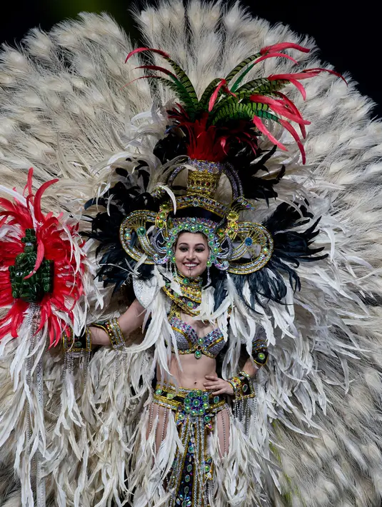 Miss Guatemala, Mariana Garcia menampilkan kostum nasionalnya selama National Costume Show Miss Universe 2018 di Chonburi, Thailand, Senin (10/12). 94 wanita cantik se-dunia berlomba menjadi yang terbaik di ajang Miss Universe 2018 (AP/Gemunu Amarasinghe)