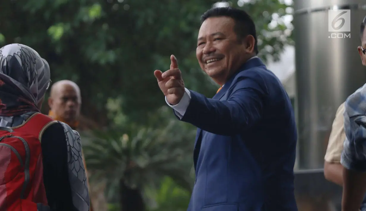 Pengacara Otto Hasibuan menyapa awak media usai mendatangi KPK, Jakarta, Jumat (8/12). Kedatangan Otto ke KPK untuk memberikan surat keterangan pengunduran dirinya sebagai kuasa hukum Setya Novanto. (Liputan6.com/Angga Yuniar)